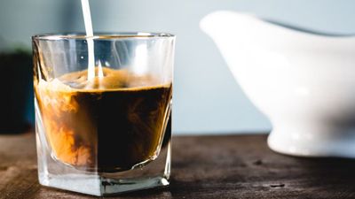 ¿Por qué el café soluble se disuelve mejor en una cantidad pequeña de leche?